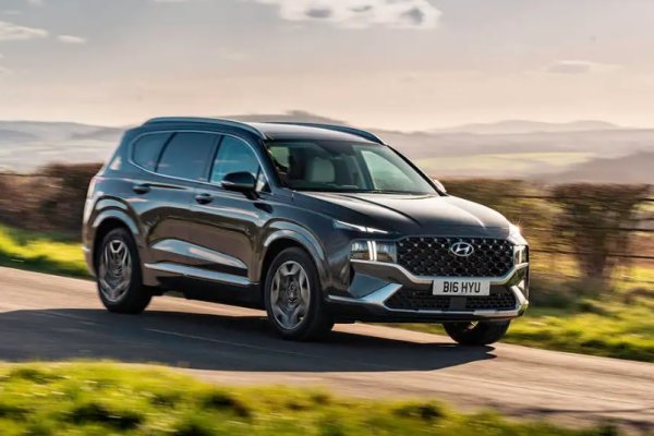 Огромната и удобна за семейството, корейска машина винаги е била една от любимите. Добавянето на ефективни и облекчаващи данъците PHEV я издига почти до върха на класацията. Въпреки наличието на голяма литиево-йонна батерия и електрически двигатели, пространството в седемместния интериор на Santa Fe остава непроменено. Това означава седалки на третия ред, които не само са лесни за достъп, но също така са с истински размер за възрастни. 
И когато не е необходимо да возите допълнително хора, багажникът на Hyundai има впечатляващите 571 литра. Нараства до 1649 литра със сгънати всички седалки. В движение той предпочита спокойния подход, но това е добре, защото все пак е седемместен SUV. 1,6-литровият мотор с 262 к.с. звучи малко под съмнение , но върши добра работа в средните диапазони, където електрическият мотор с 90 к.с. може да добави мигновен импулс.
Santa Fe претендира за прилични 57 км. на ток. Има и по-малко мощен самозареждащ се&ldquo; бензино-електрически хибрид с 227 к.с. Плюс 2,2-литров дизел за тези, които навъртат големи километри.
Hyundai може да се управлява със задоволителна прецизност. Пътуването става накъсано на наистина лоши повърхности, но в по-голямата си част е спокойно и удобно.
